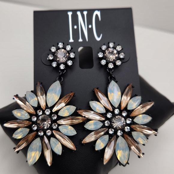 International Concepts Black and Neutral Stone Flower Drop Earrings - Picture 4 of 4